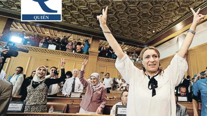  ?? ZOUBEIR SOUISSI / REUTERS ?? Suad Abderrahim celebrando su victoria en el pleno del Ayuntamien­to tras ser elegida alcaldesa el pasado 3 de julio