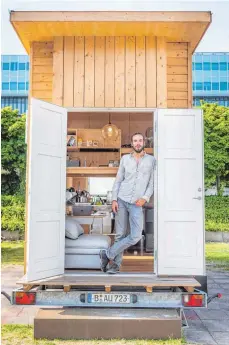  ??  ?? Student Jan Fritsche hat im Tiny House alles, was er braucht.