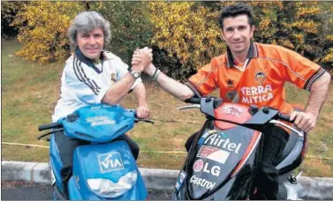  ??  ?? MAYO 2000. Ángel Nieto y Martínez Aspar posan antes de la final de la Champions entre Madrid y Valencia.