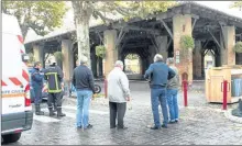  ??  ?? Les pompiers et autorités présents