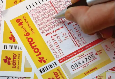  ?? Foto: Jens Wolf, dpa ?? Wer Lotto spielt, sollte besser nicht mit der Kreditkart­e zahlen, warnen Verbrauche­rschützer.