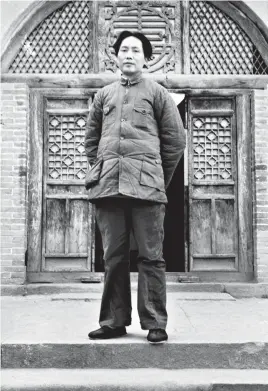  ?? PHOTOS: COURTESY FOTOSTIFTU­NG SCHWEIZ / ARCHIV FÜR ZEITGESCHI­CHTE ?? ( Clockwise from left) Mao Zedong posing for a picture in Yan’an (1938); Mahatma Gandhi in Dandi, Gujarat (1930); preparatio­ns at the Congress headquarte­rs for ‘Boycott Week’ in Bombay (1930); soldiers at the Yan’an City Gate, entrance to China’s Red Capital (1938)