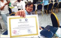  ?? SUPPLIED ?? Pratch Rujivanaro­m, a journalist at the Bangkok Post, holds his certificat­e of participat­ion.