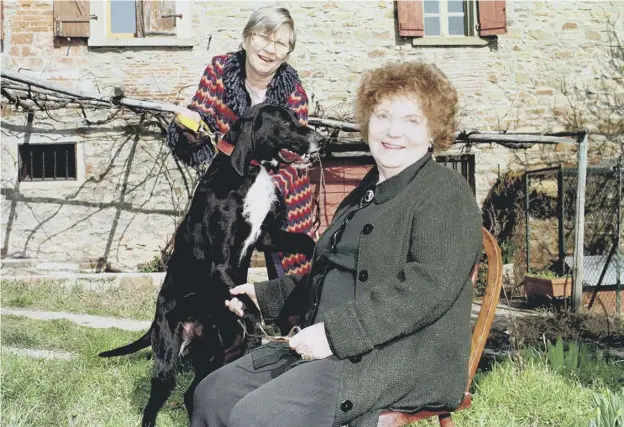  ??  ?? 0 Muriel Spark and Penelope Jardine with dog Shadow in the garden of the house where they lived in Tuscany