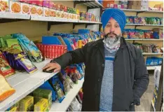  ?? Foto: Michael Kroha ?? Im Peter‰und‰paul‰haus an der Augsburger Straße in Neu‰ulm hat am 8. Februar ein indischer Supermarkt eröffnet. Inhaber ist Satnam Singh.