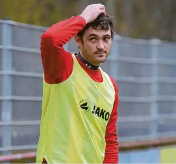  ?? Archivfoto: Szilvia Izsó ?? Einen gebrauchte­n Tag erwischte der TSV Rain beim SV Kirchansch­öring. Nach der 1:5-Niederlage war Trainer Daniel Schneider völlig bedient.