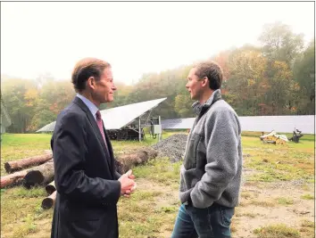  ?? Hearst Connecticu­t Media file photo ?? U.S. Sen. Richard Blumenthal, D-Conn., in Morris in 2018 with White Flower Farm’s Eliot Wadsworth.