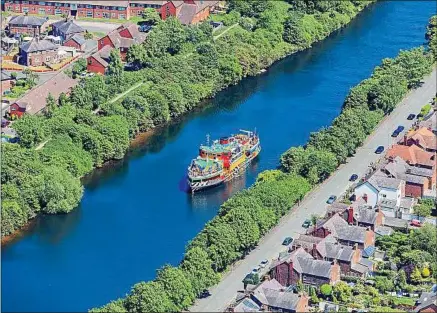  ??  ?? En bateau, les médecins conseillen­t de se placer au centre de l’embarcatio­n, afin de réduire les mouvements.