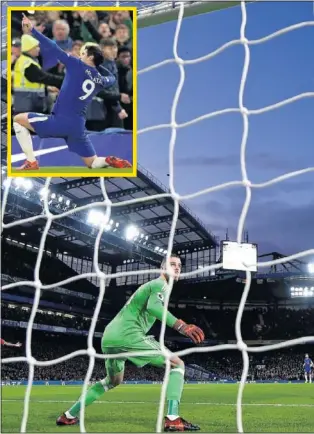  ??  ?? CABEZAZO. De Gea observa congelado como entra el balón en su portería tras el remate de cabeza de Morata en el Chelsea-United de ayer.