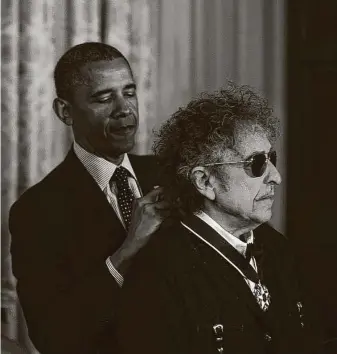  ?? Luke Sharrett / New York Times ?? Bob Dylan was awarded the Presidenti­al Medal of Freedom by President Barack Obama in the White House in May 2012.