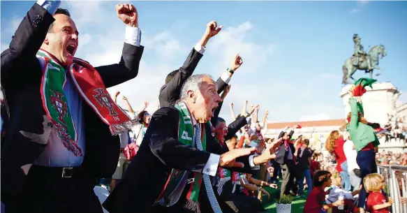  ??  ?? Marcelo Rebelo de Sousa viu o jogo na Arena Portugal, ao lado de Fernando Medina, e Ronaldo fê-los saltar três vezes