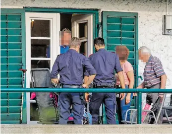  ?? BILD: SN/ROBERT RATZER ?? Kriminalis­ten sicherten nach dem Überfall auf eine 87-jährige Frau die Spuren.