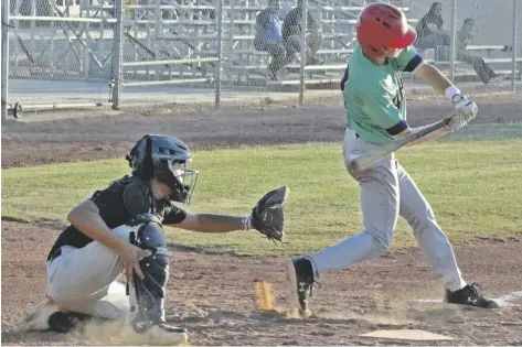  ?? FOTO CÉSAR NEYOY-BES ?? ACCIÓN DEL ENCUENTRO entre Angels 2025 y Yuma Hot Shots, en el inicio del beisbol de primera fuerza de San Luis, el martes.