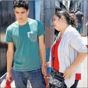  ?? Liliana Nieto del Rio For The Times ?? OVIDIO BATRES Morales and Claudia Isabel Gonzalez, Ashly’s father and mother, at the Guatemalan air force base in late June after he was deported.