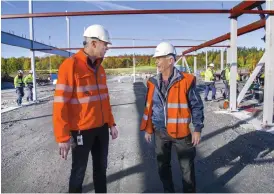  ??  ?? PÅ PLATS. Sebastian Bleckert, Peab och Leif Broberg, Brålanda Industri inspektera­r det pågående bygget.