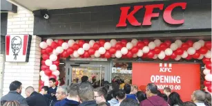  ?? (Eran Kliger) ?? CUSTOMERS LINE up earlier this week at the newly opened KFC branch in Nazareth.