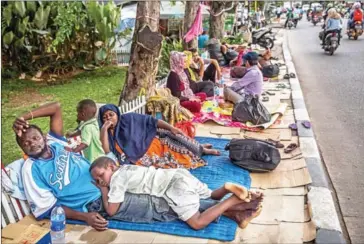  ?? KEMAL JUFRI/THE NEW YORK TIMES ?? Asylum seekers, mostly from Afghanista­n, Somalia and Sudan, camp outside a filled-to-capacity immigratio­n detention centre in Jakarta, Indonesia, January 4.