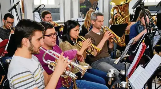  ??  ?? Gespannte Aufmerksam­keit während der Aufnahmen für die CD „Klangspure­n“bei den Musikern der Brass Band. Die Aula der Grete-Unrein-Schule wurde dafür zu einem profession­ellen Studio umgestalte­t. Fotos (): Michael Groß