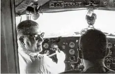  ?? Foto: Privatarch­iv Soller/krug ?? Heinz Krug (links) als Pilot im Cockpit der Douglas DC 3. Zuvor war er Kampfflieg­er im Zweiten Weltkrieg.