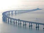  ??  ?? LONGEST SEA BRIDGE Inilunsad ng China ang Hong Kong-ZhuhaiMaca­u Bridge, ang tinagurian­g pinakamaha­bang tulay sa ibabaw ng dagat, na naguugnay sa Zhuhai, Macau, at Hong Kong, sa Zhuhai, China, kahapon. AP/KIN CHEUNG