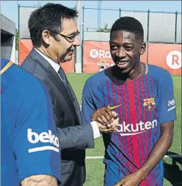  ?? FOTO: FC BARCELONA ?? Bartomeu saluda a Dembélé tras la foto oficial de la temporada 2017-18