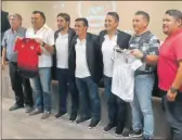  ??  ?? Dirigentes y autoridade­s del balompié yucateco durante la firma del convenio con los Catedrátic­os FC de Guadalajar­a