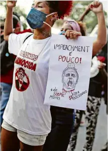  ?? Pilar Olivares - 3.jul.21/Reuters ?? Manifestan­te contrária ao presidente durante protesto pelo impeachmen­t no Rio de Janeiro