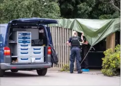  ?? FOTO: KENNETH MEYER ?? Politi på findestede­t i Ballerup, hvor en nyfødt pige lå efterladt i en pose i august 2015.