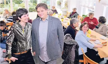  ??  ?? Petra Zahrt und Ingo Behr kümmern sich um die Organisati­on bei den „Sonntagsdi­eben“und helfen so manchen Senioren beim Kampf gegen die Einsamkeit.
