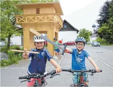  ?? FOTO: MATTHIAS BECKER ?? Neuer Römerturm in Maierhöfen: „Römer auf dem Streitross“spielen Amelie und Lukas (beide 7) vor dem neuen Römerturm. Hinten lehnt Artur Schwarz am noch gesperrten Turm.