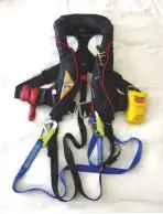  ??  ?? A lifejacket should carry a knife and include a 60cm climbing sling on the waist