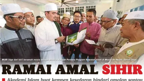  ??  ?? MUBI (tiga dari kiri) beramah mesra dengan peserta Ruqyah Perdana Program Rawatan Islam di Masjid An-Najah, Taman Daya.