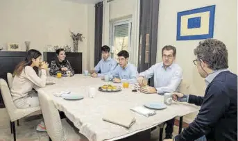  ??  ?? 09.00 H DESAYUNO
Los Freixa son una familia muy unida que intentan desayunar y cenar juntos. En la imagen, junto a Joan Vehils, autor de este reportaje