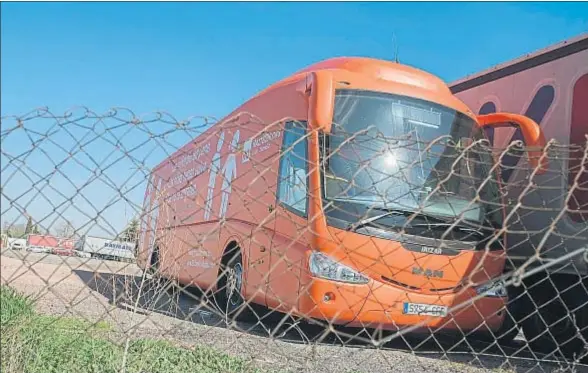  ?? FERNANDO VILLAR / EFE ?? La Policía Municipal de Madrid inmovilizó ayer el autobús de la organizaci­ón ultracatól­ica Hazte Oír en Coslada por orden del fiscal