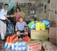  ??  ?? Wan hands over the items to Cecelia and Isaiah at their home recently.