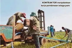  ??  ?? KONTRAKTOR menjalanka­n kerja pembinaan telaga pam.