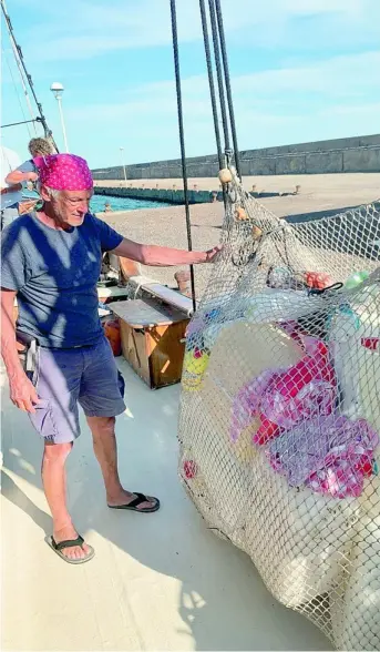  ??  ?? Un miembro del Toftevaag, un antiguo barco pesquero que ahora recoge plásticos y otros residuos marinos en el Mar Mediterrán­eo