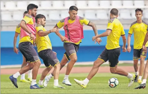  ??  ?? CENTRADO. Vitolo, el último fichaje del Atlético, ya se entrena con Las Palmas, donde jugará hasta enero.