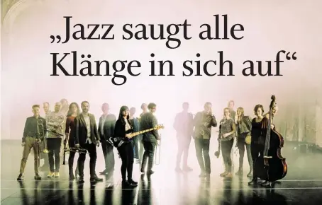  ??  ?? Sechs Musikerinn­en, elf Musiker und ein Leiter: Christian Muthspiel (ganz rechts) und sein Orjazztra Vienna.