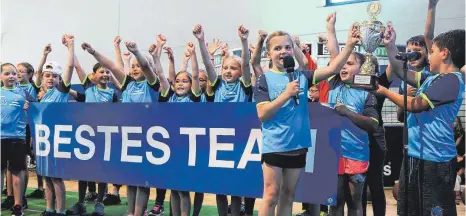  ?? FOTO: AFI ?? „Wir sind das beste Team und haben den Pokal“, hat's beim Musical „Das Fußballwun­der“zur Verabschie­dung von Rektor Joseph Ott in der Jagsttalha­lle in Schwabsber­g geheißen.