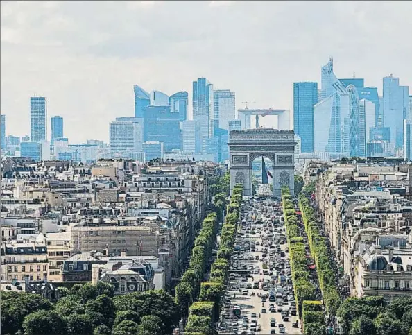  ??  ?? Vista de los Campos Elíseos, con el arco de Triunfo y, al fondo, el skyline del barrio parisino de La Défense