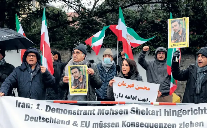  ?? BILD: JOERG CARSTENSEN ?? Exiliranie­r i Berlin protestera­r mot avrättning­en av Mohsen Shekari som ska ha varit den första som avrättats under protestern­a.