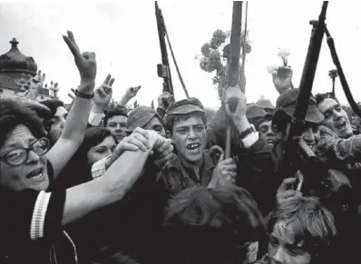  ?? REUTERS ?? Soldados y civiles portuguese­s celebraban la revolución del 25 de abril de 1974.