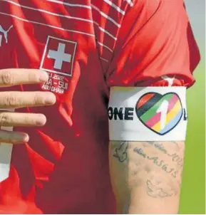  ?? Foto: Efe ?? Xhaka, capitán suizo, con el brazalete LGTBIQ+ en un amistoso.