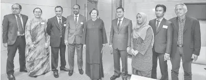  ?? — Gambar Bernama ?? ZETI (tengah) bersama para pegawai yang terlibat selepas mesyuarat tertutup Majlis Penasihat Kerajaan di Kuala Lumpur kelmarin. Turut hadir, Ketua Media dan Komunikasi bagi Majlis Penasihat Kerajaan Datuk A Kadir Jasin (kanan).