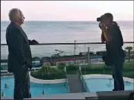  ??  ?? No Estoril, num fim de tarde, Godinho Lopes foi fotografad­o à beira da piscina por Ricardo Pereira