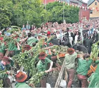  ??  ?? Die beim Publikum äußerst beliebte „Brennnesse­lschlacht“erinnert an ein historisch­es Ereignis aus dem Jahr 1608.