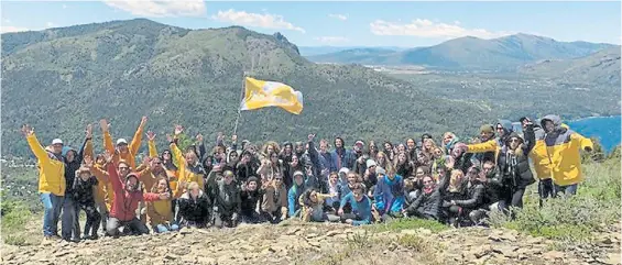  ??  ?? Excursión. La empresa Soulmax retomó los viajes de egresados a Bariloche con un contigente “burbuja” compuesto por 160 estudiante­s.