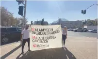  ?? (Vanessa Hites) ?? EMILY SCHRADER and Yoseph Haddad hold a sign outside Universida­d de Chile, protesting boycotts and cancel culture.