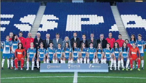  ??  ?? EL FEMENINO Y CORNELLÀ. La última fotografía oficial que se hizo el Espanyol femenino en Cornellà-El Prat, donde jugarán en abril.